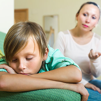 Istruzioni a genitori sui problemi comportamentali dei figli